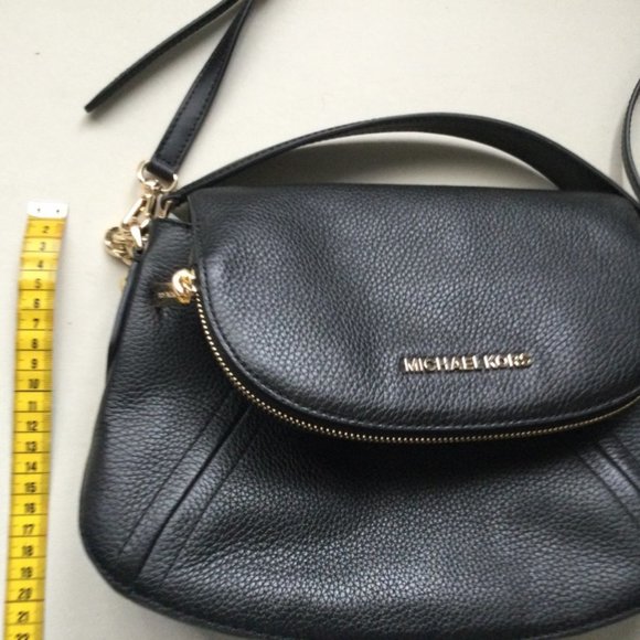 Michael Kors Bag NWT ARIA Shoulder Bag Black - Picture 2 of 9